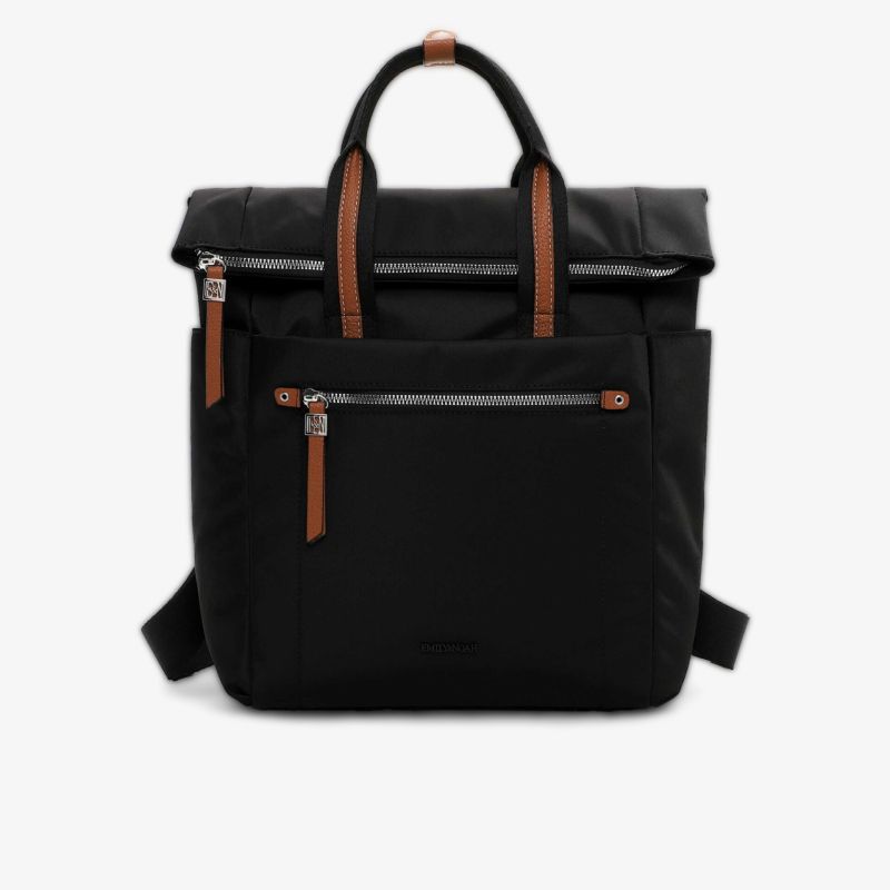 Moderner schwarzer Rucksack mit praktischer Fronttasche und robustem Material, braune Akzente an Griff und Reißverschluss