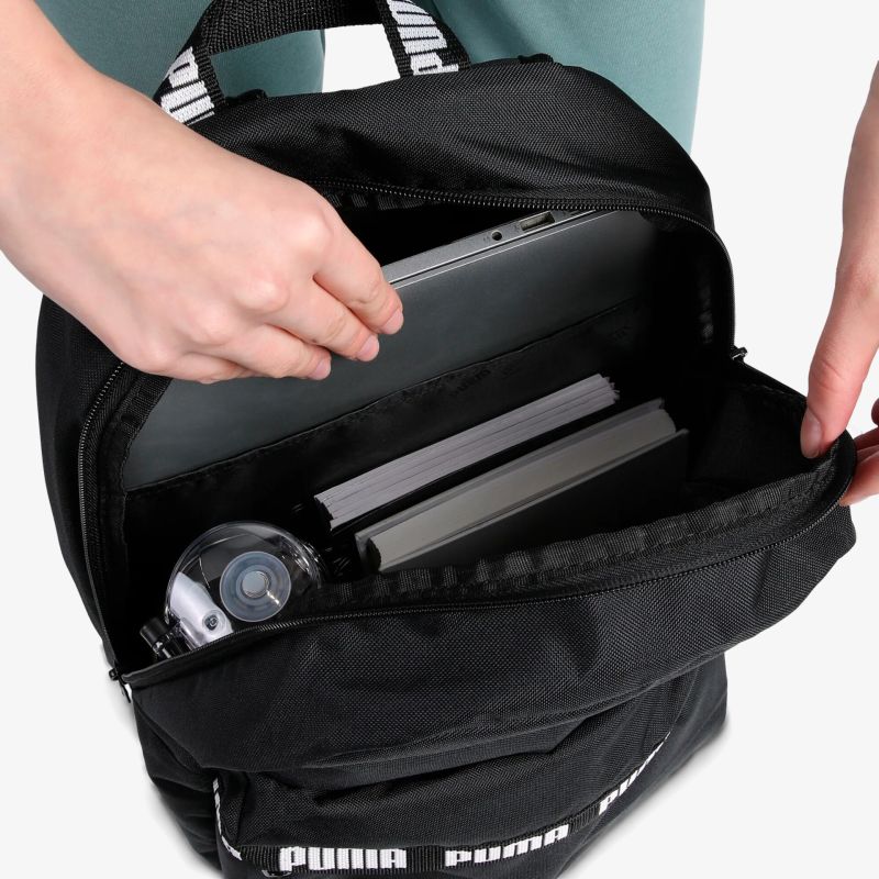 Geräumiger schwarzer Rucksack offen mit Blick auf Innentaschen und Laptopfach, praktische Aufteilung sichtbar