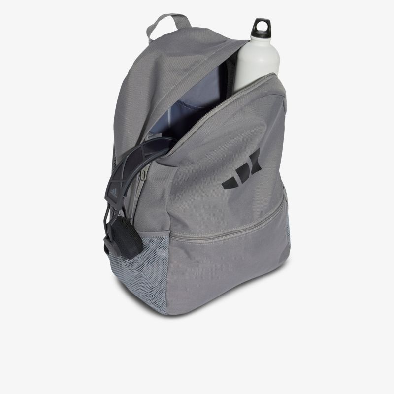 Robuster und geräumiger grauer Rucksack mit praktischen Fächern und langlebigem Material