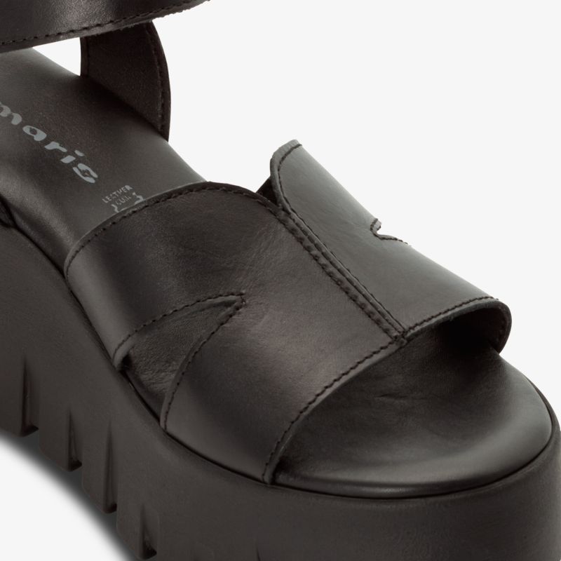 Schwarze Plateau Sandale mit breitem Riemen und offenem Zehenbereich für modischen und komfortablen Auftritt