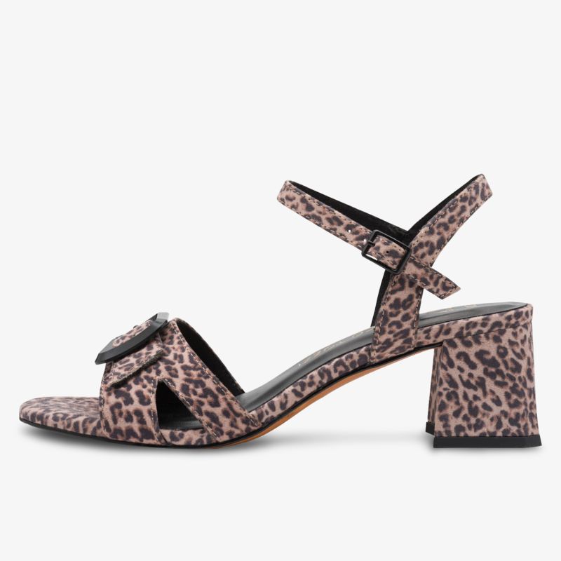 Seitenansicht eines modischen Sandaletten-Sommerschuhs mit Leopardenmuster und stabilem Blockabsatz