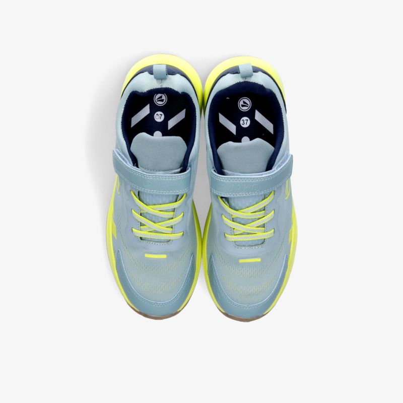 Leichtes Paar Sportschuhe mit atmungsaktivem Material und rutschfester Sohle in gelb-grauer Farbkombination, Draufsicht