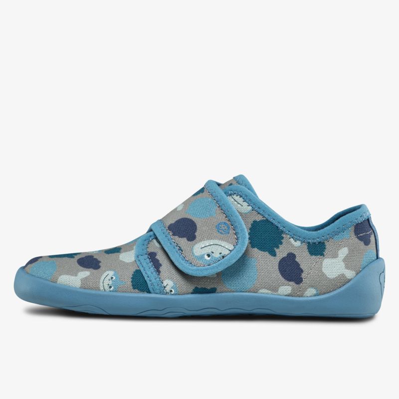 Bequemer Schuh mit flexiblem Klettverschluss und leicht profilierter Sohle in modischem blau-grau Muster