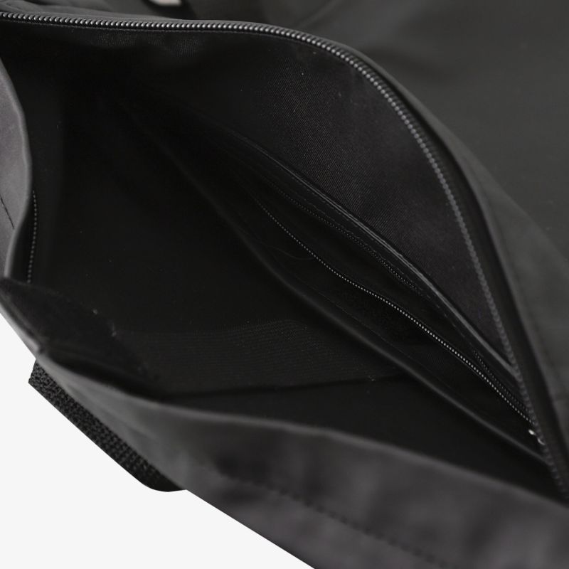 Detailaufnahme eines offenen schwarzen Innenfachs mit Reißverschluss und praktischer Aufteilung