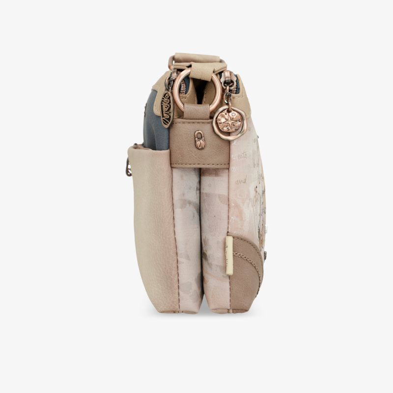 Seitliche Ansicht einer kompakten beige Tasche mit weichem Material und robustem Reißverschluss