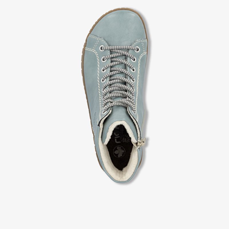 Hellblauer Sneaker mit komfortablem Design, robusten Schnürsenkeln und weichem Material in Top-Down Ansicht
