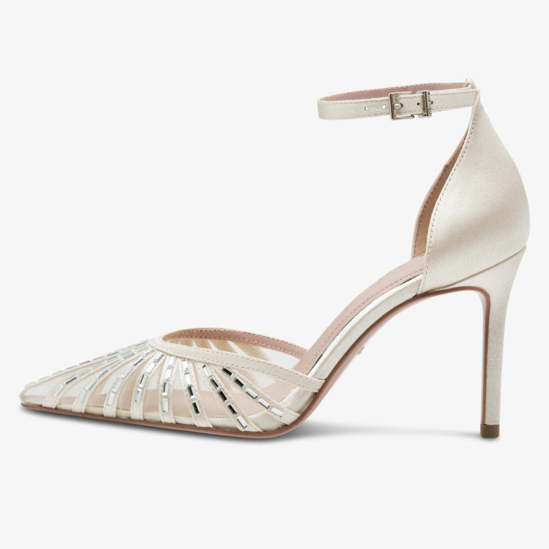 Eleganter spitzer Pumps mit Metallic-Riemchen und hohem Absatz, stilvoll und bequem getragen