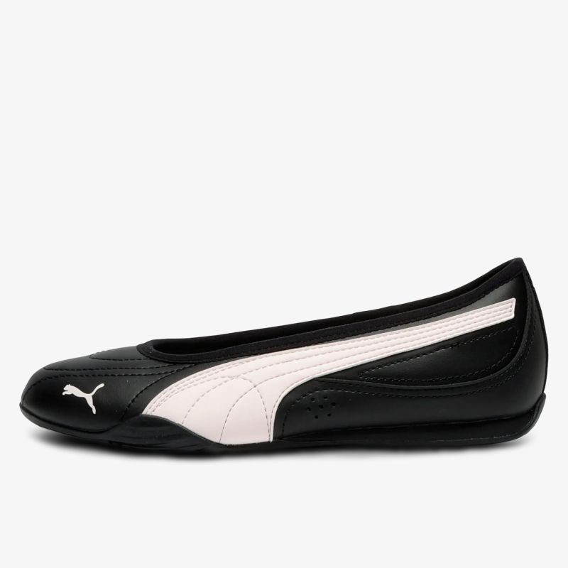 Seitenansicht eines schwarzen Sportschuhs mit weißem Puma Streifen und Logo, schlankes und modernes Design