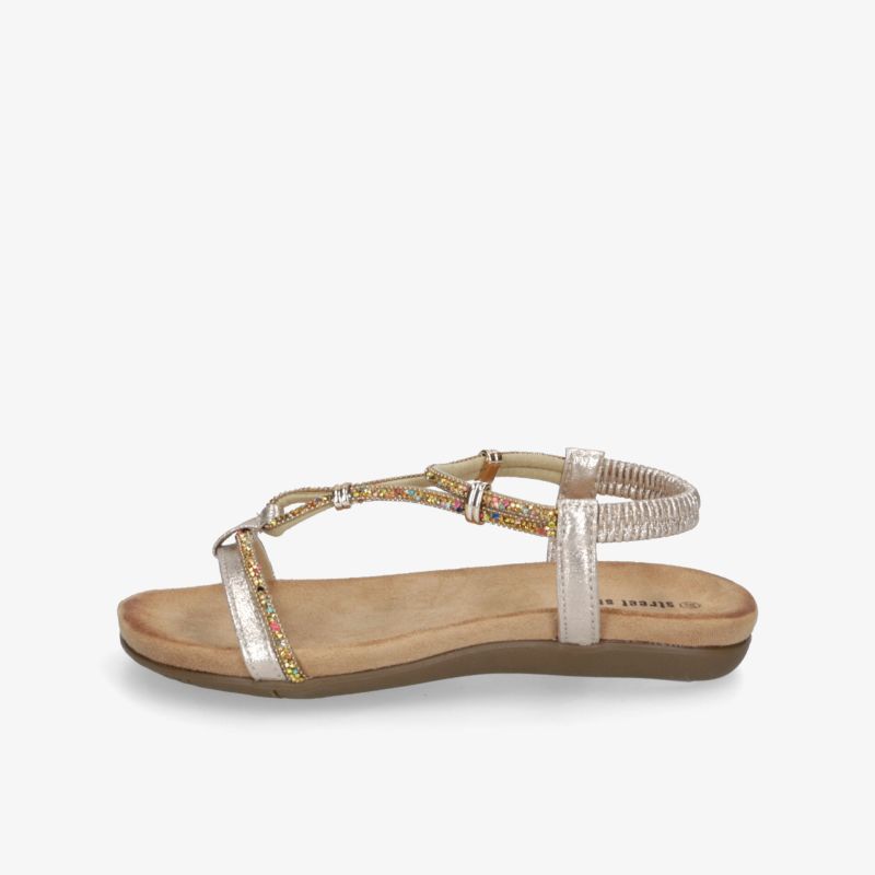 Leichte goldfarbene Sandale mit verstellbarem Riemen und flacher Sohle für komfortablen Sommerlook