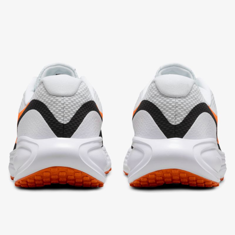 Rückansicht von sportlichen Schuhen mit gedämpfter Sohle und rutschfestem Profil in Weiß und Orange
