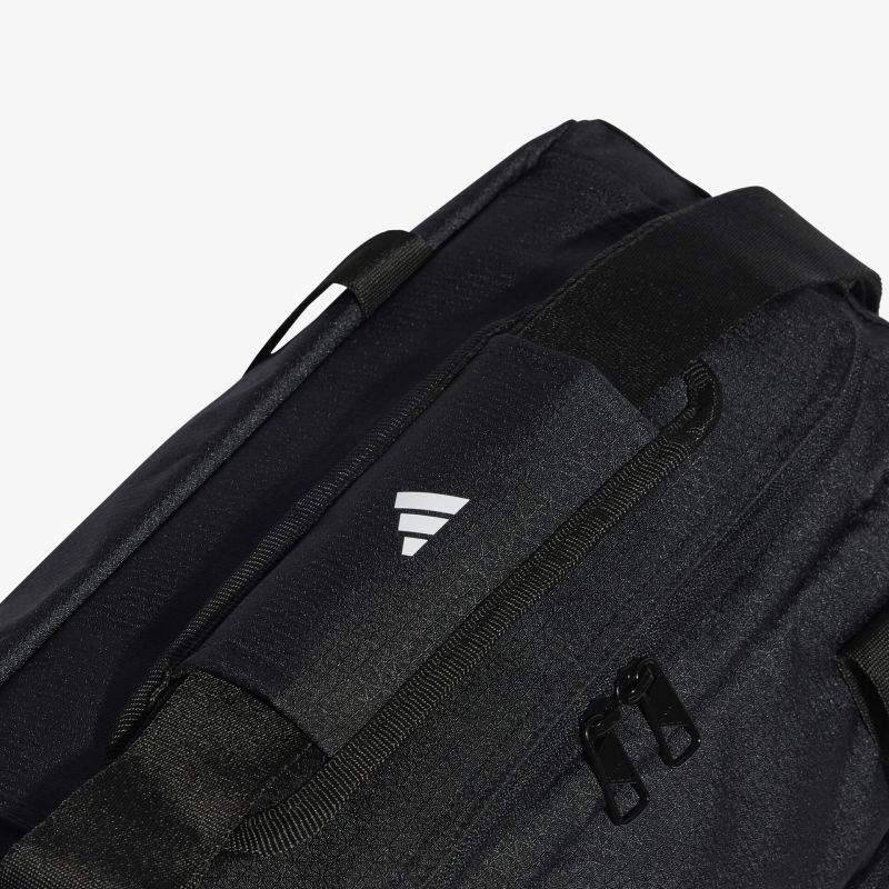 Detailaufnahme eines robusten Rucksacks mit sicherem Verschluss und praktischer Trageschlaufe