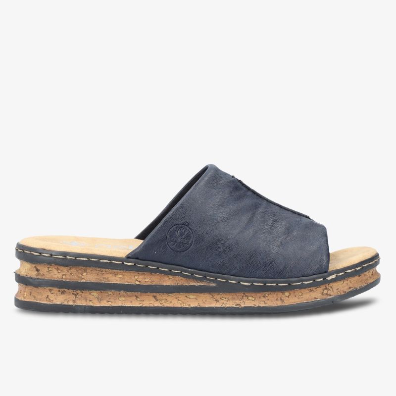 Bequeme blaue Sandale mit weichem Leder, Korksohle und rutschfester Profilsohle, seitliche Ansicht