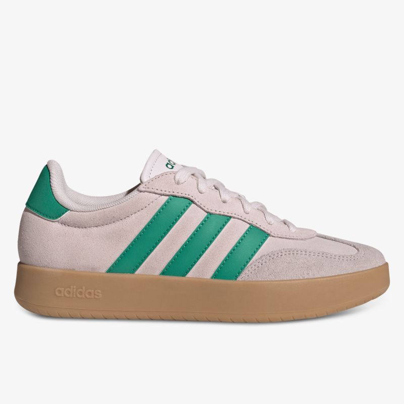 Seitliche Ansicht eines bequemen Sneakers mit griffiger Gummisohle und stilvollen grünen Streifen