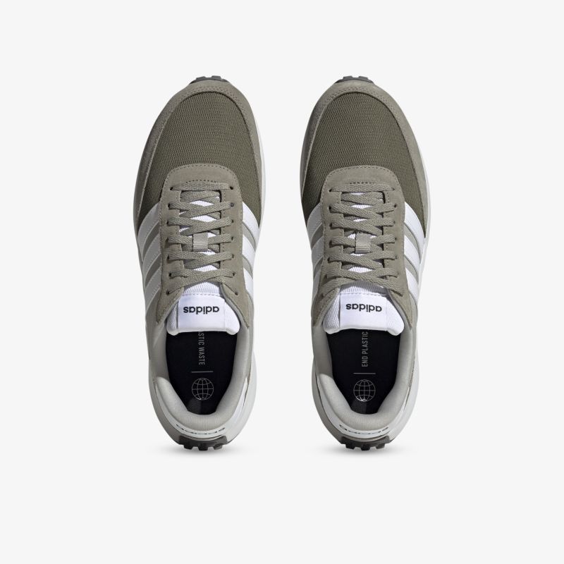 Moderner sportlicher Schuh mit perfektem Sitz und trendigem Design von oben betrachtet.