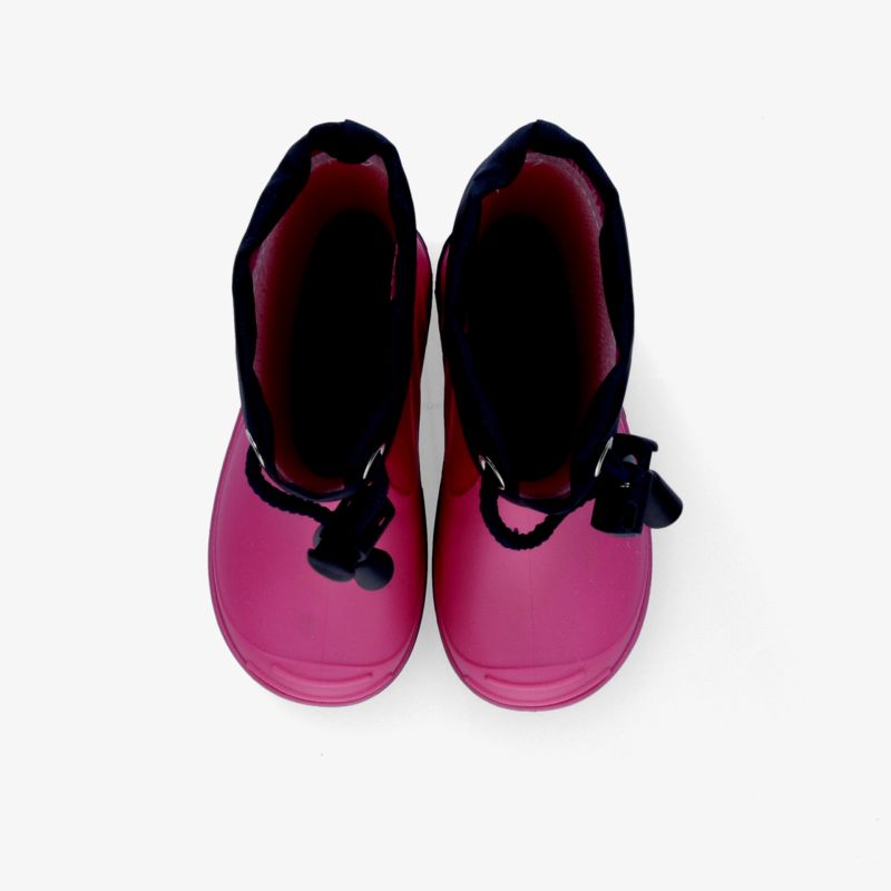 Rote Winterstiefel im Paar, warm gefüttert und robust, bieten bequemen und schützenden Tragekomfort