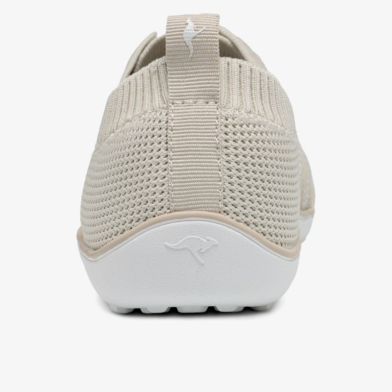 Schuh mit atmungsaktivem Strickmaterial und flexibler Passform in bequemer Rückansicht