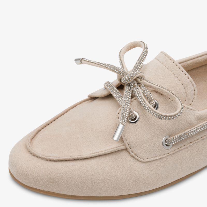 Eleganter Schuh mit weichem Obermaterial und modischer Schnürung für hohen Komfort und stilvolles Auftreten