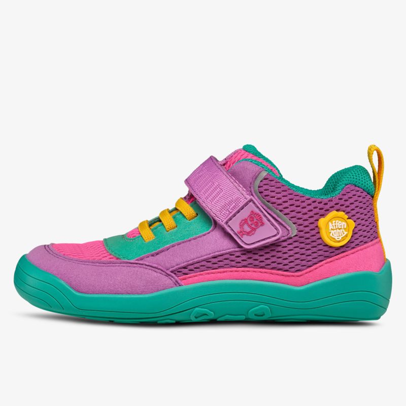 Seitlich blickender leichter Sneaker mit atmungsaktivem Material und rutschfester Sohle in lebendigen Farben