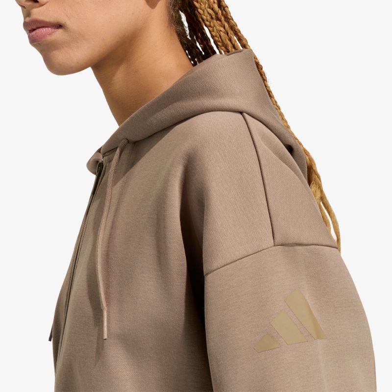Kapuzenpullover aus weichem Material mit modischem Schnitt, sichtbarer Markenlogo auf Ärmel