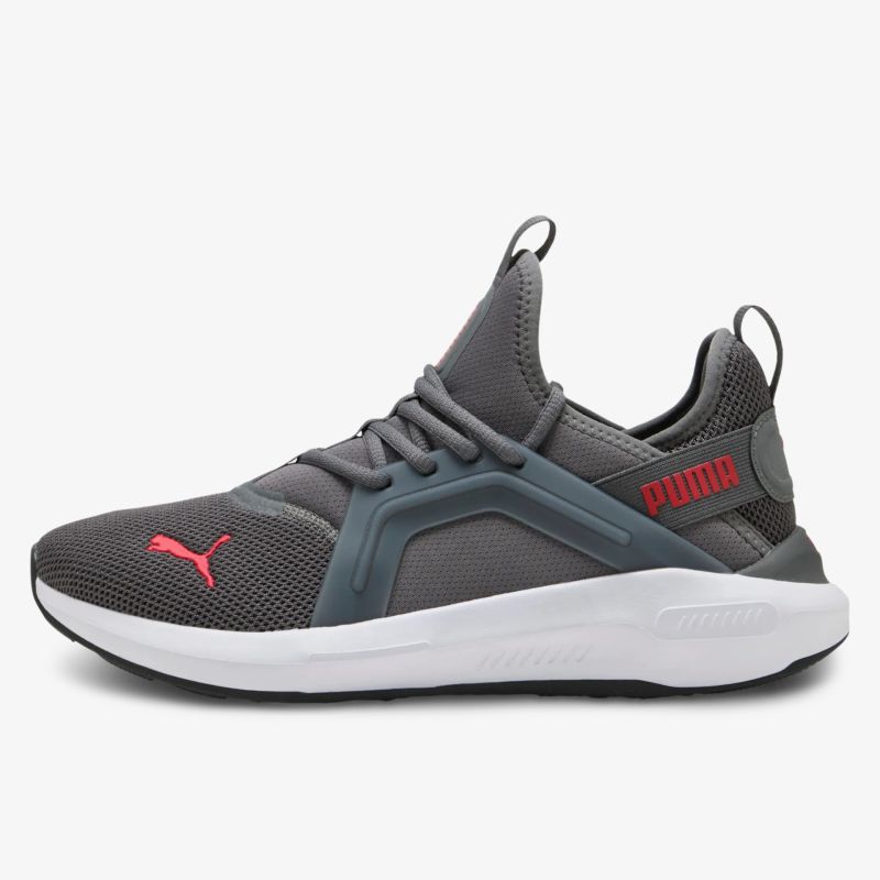 moderner leichter Sneaker mit atmungsaktivem Mesh-Obermaterial und rutschfester Sohle in seitlicher Ansicht