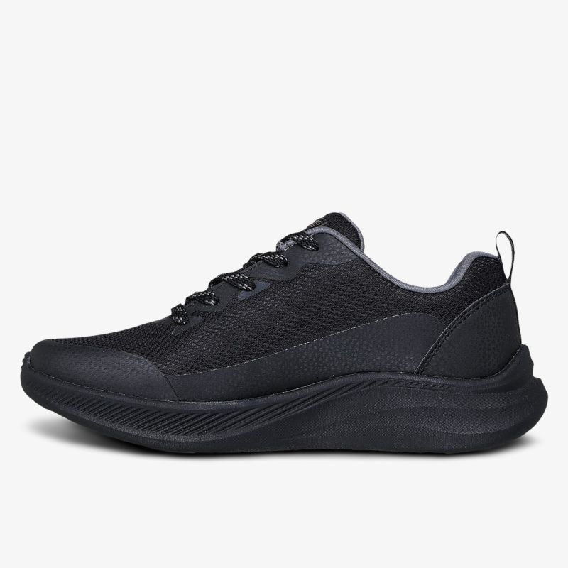 Bequemer, moderner schwarzer Sneaker mit rutschfester Sohle und atmungsaktivem Material.