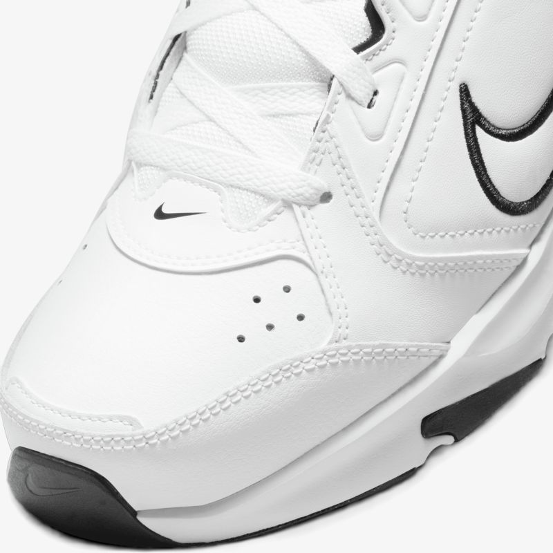 Weiße Sneakerfront mit schwarzem Nike-Logo, luftigen Perforierungen und moderner sportlicher Optik