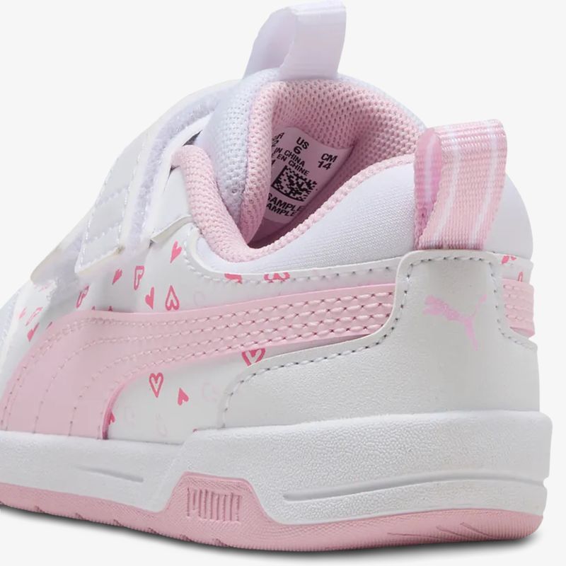 Rückansicht eines bequemen, stylischen Kinderschuhs in Rosa und Weiß mit Herzmustern