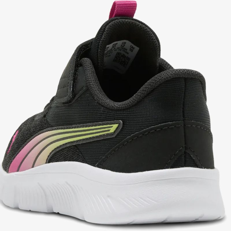 Schwarzer Sneaker mit flexibler weißer Sohle und farbigem Logo akzentuierter Ferse, komfortables Design