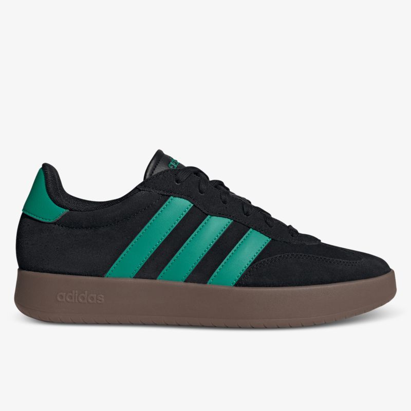 Schwarzer Sneaker mit grünen Streifen und brauner Sohle in klarer Seitenansicht