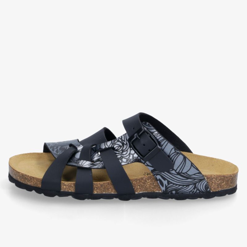 Schwarze Kork-Sandale mit verstellbaren Riegeln und rutschfester Sohle in klarer seitlicher Ansicht