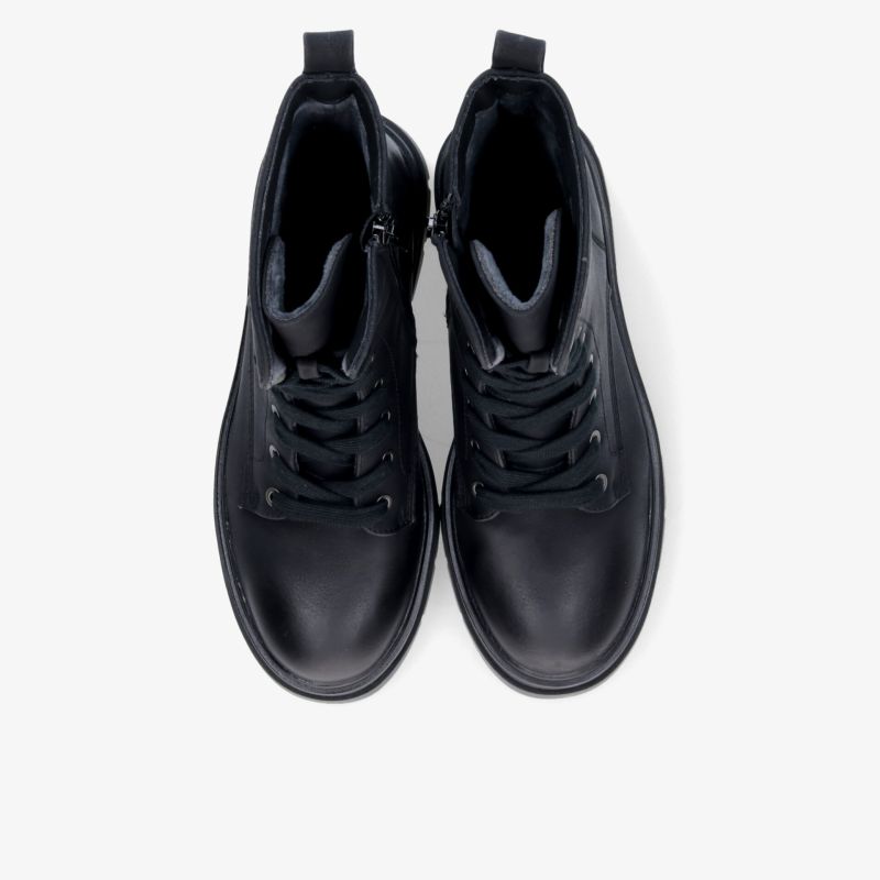 schwarze Sneaker im Paar mit schnürsenkel, gepolstertem Kragen und robuster rutschfester Sohle, Draufsicht