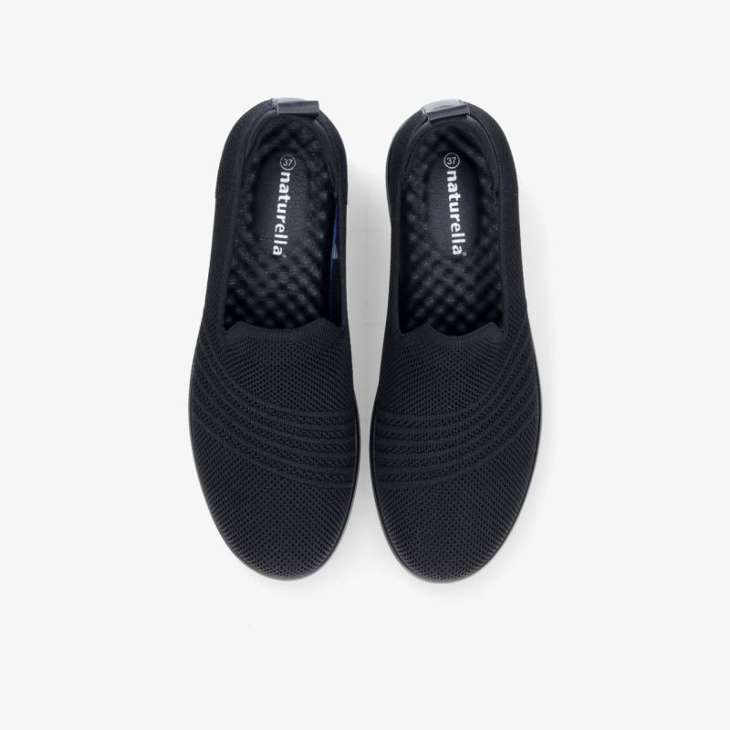 Schwarze Slip-On Schuhe in Topansicht, bequemes elastisches Design mit rutschfester Sohle für vielseitigen Einsatz