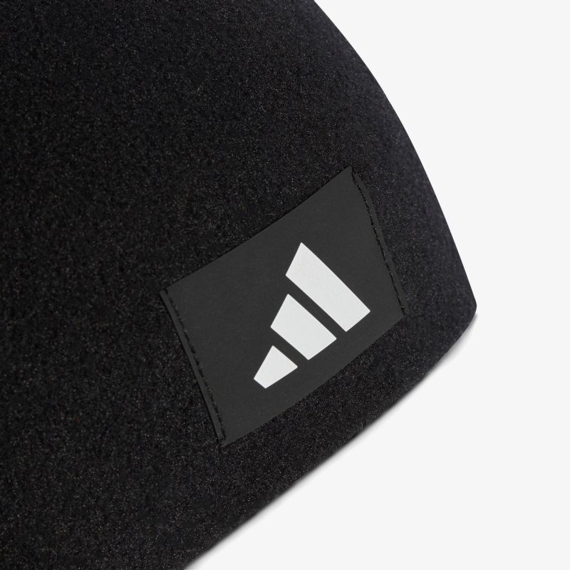 Detailaufnahme eines schwarzen Adidas-Accessoires aus weichem Material mit markantem weißen Logo und sportlichem Look