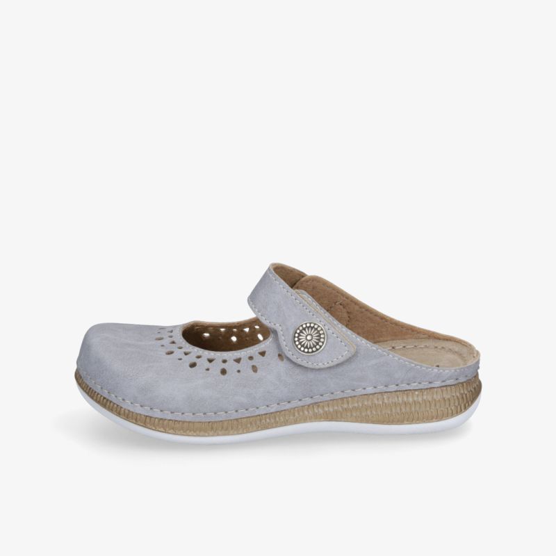 Leichter grauer Clog mit flexibler, rutschfester Sohle und dekorativem Verschluss, seitliche Ansicht