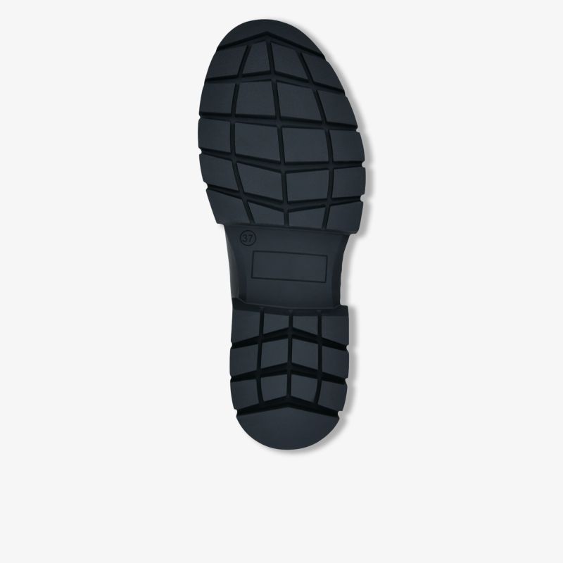 Schuhsohle mit robustem, tiefem Profil für hohe Rutschfestigkeit und langlebige Nutzung