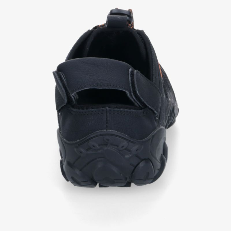 Rückansicht eines vielseitigen, robusten Schuhs mit rutschfester Sohle und flexiblem Design.