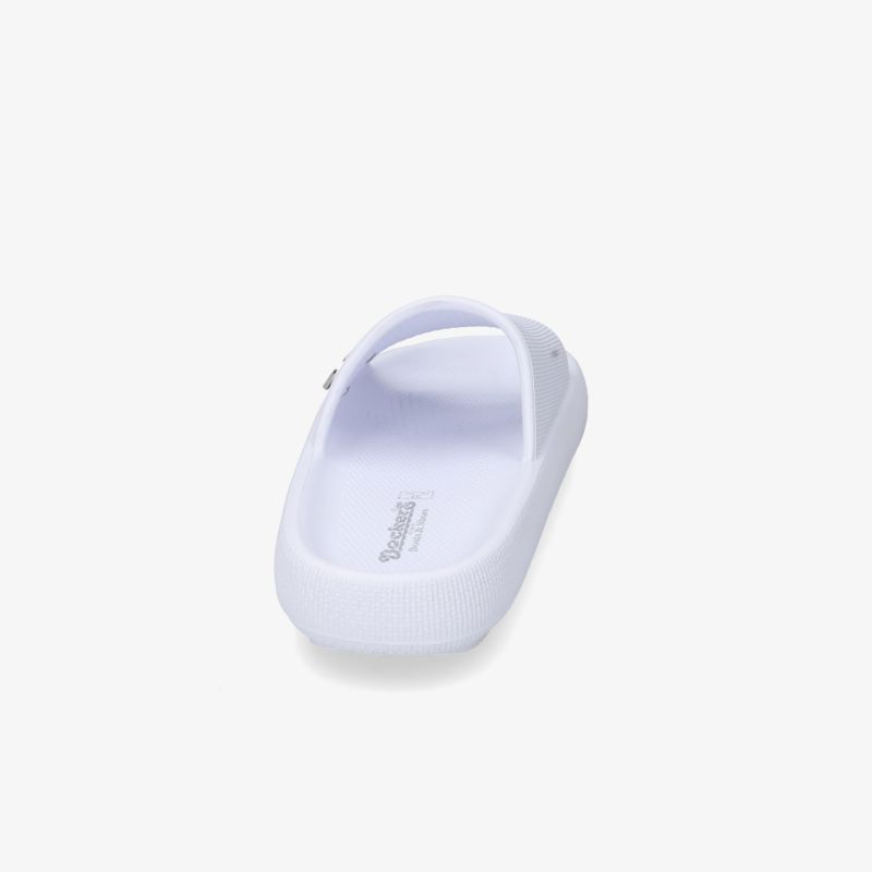 Weiße Sandale mit ergonomischem Design und rutschfester Sohle für hohen Tragekomfort