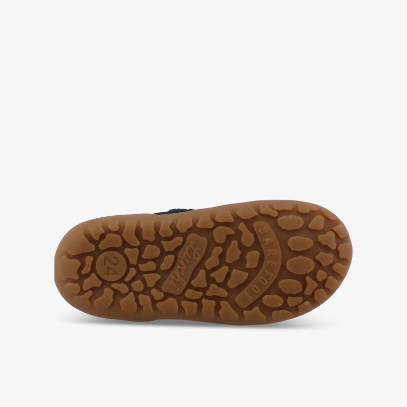 Detailaufnahme der braunen Schuhsohle mit strapazierfähigem rutschfestem Profil für sicheren Tritt