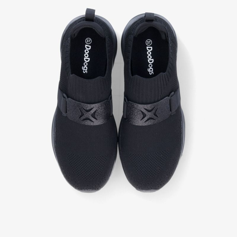 Schwarze Slip-On Schuhe im Paar von oben, atmungsaktiv, bequem und leicht mit elastischem Bund für flexiblen Halt