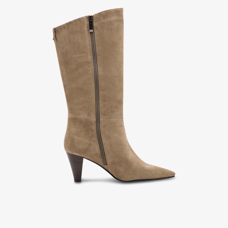 Eleganter hoher Stiefel mit spitz zulaufender Form und praktischem Reißverschluss für modischen Komfort