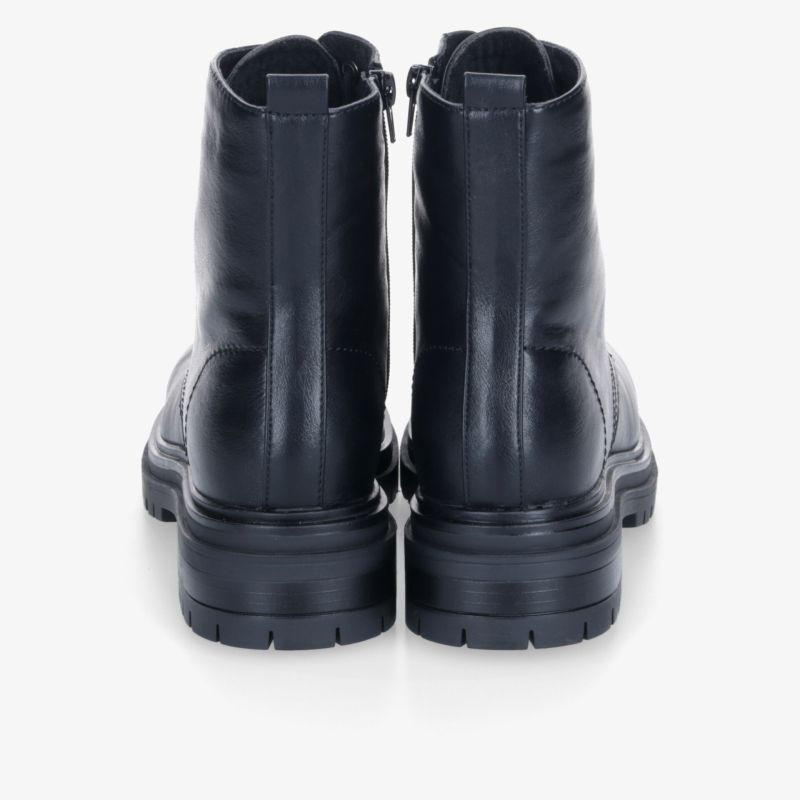 Elegante schwarze Stiefel mit robuster Sohle und hochwertiger Lederoptik von hinten gezeigt