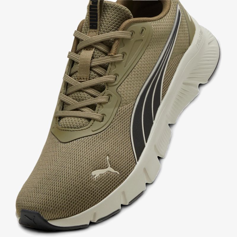 Bequemer atmungsaktiver Sportschuh mit flexiblem Material und langlebiger Sohle in modernem Design