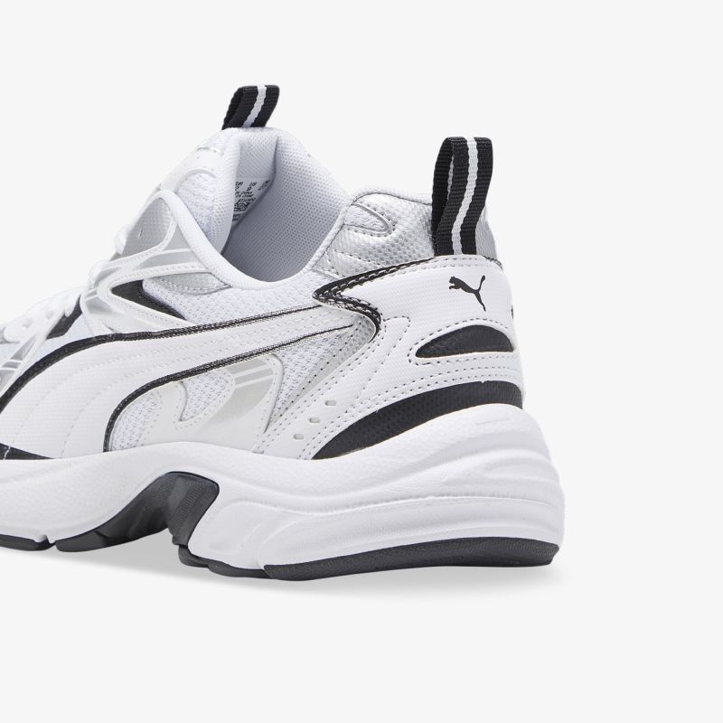 Leichter Sportschuh in Weiß und Schwarz mit atmungsaktivem Material und komfortabler Dämpfung, klare Seitenansicht