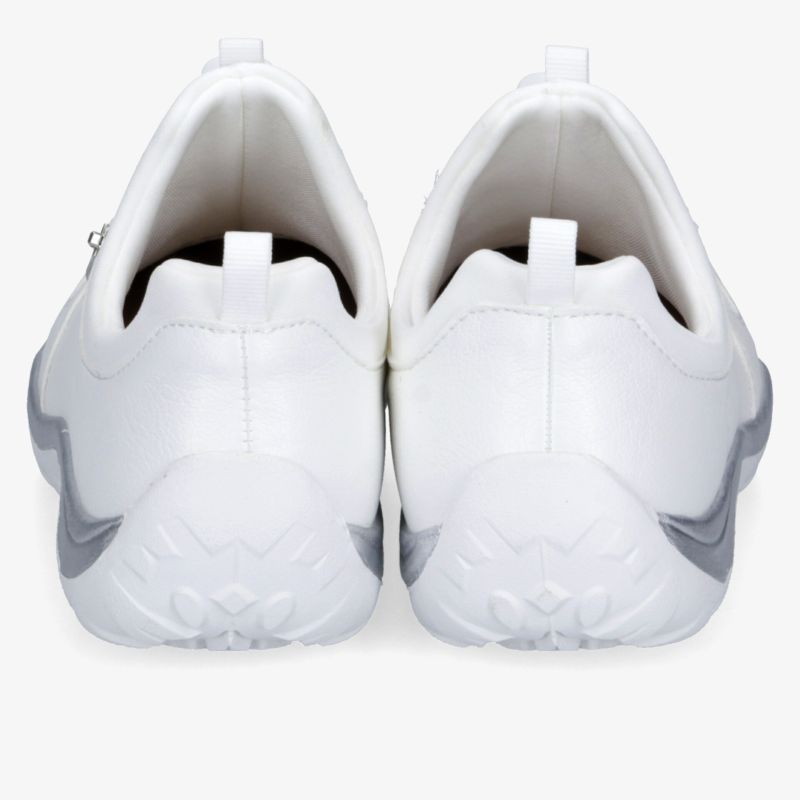Weißes Paar Schuhe mit rutschfester, robuster Sohle und komfortablem, modernem Design von hinten