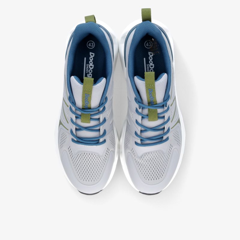 Sportliche weiße Laufschuhe mit blauen Akzenten, leichter, atmungsaktiver und bequemer Schuh von oben zu sehen