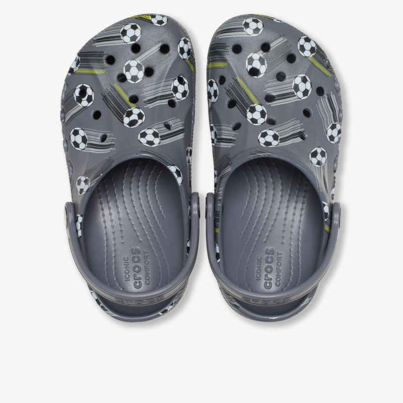 Leichte, graue Clogs mit Fußball-Motiv, bequem und rutschfest, ideal für Freizeit und Alltag