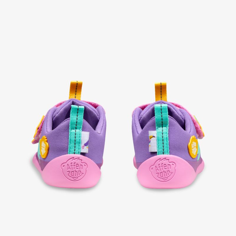 Rückansicht von weichen, gepolsterten Schuhen mit flexiblem Design und rutschfester Sohle