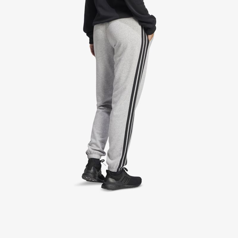 Moderne schwarze Sportschuhe seitlich getragen, leichter Komfort und flexible Passform für aktiven Einsatz