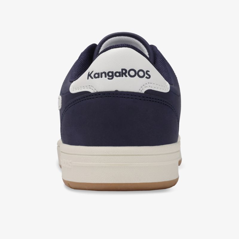 Rückansicht eines blauen Sneakers mit weißer Sohle und Markenlogo, bequemer und robuster Schuh für den Alltag