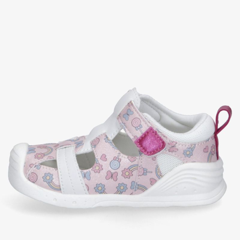 Leichter rosa Kinderschuh mit flexiblem Klettverschluss, gepolstertem Kragen und rutschfester Sohle, seitliche Ansicht